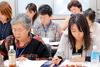 幅広い受講生の年齢層は、世代を超えた学びの場となります。