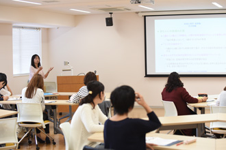 学術分野の知見を、育児における実践の立場から伝えるカリキュラムを組んでいます。