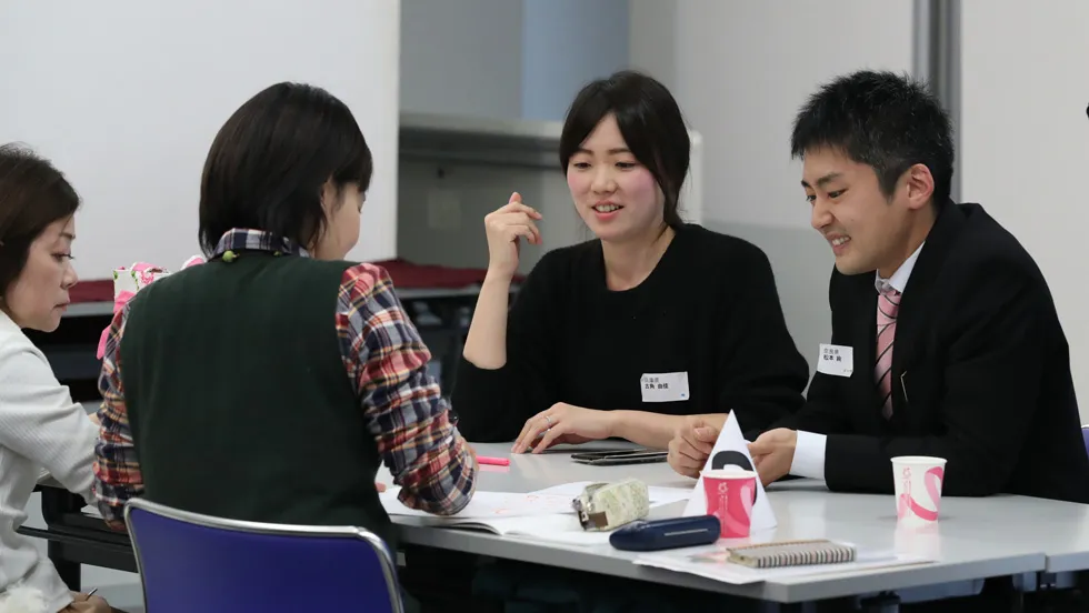 発達心理学やアタッチメント理論といった子育ての知恵を体系的に学びます。