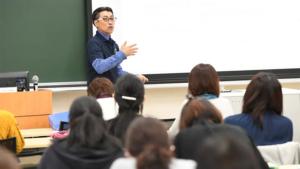 幅広い受講生の年齢層は、世代を超えた学びの場となります。