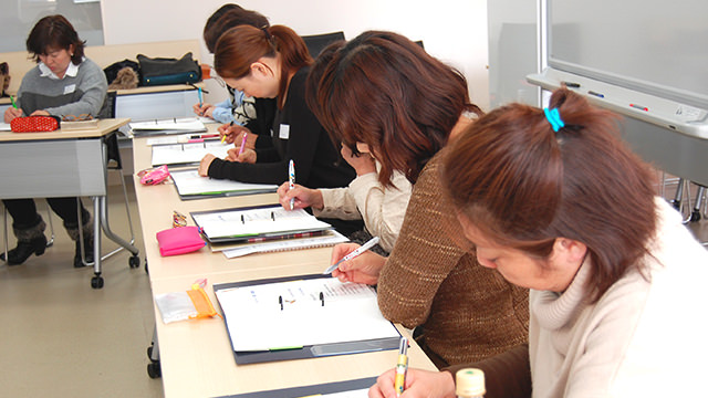 育児・保育に明日から活かせる専門知識とスキルを学びたい方へ育児セラピストは、「発達心理学」「アタッチメント理論」を基礎から体系的に学ぶことができる認定講座です。
